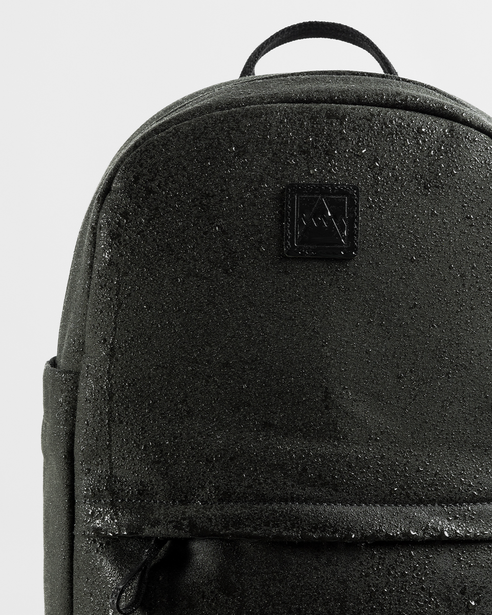 A studio shot of the water-repelling materials on the classic backpack 15l