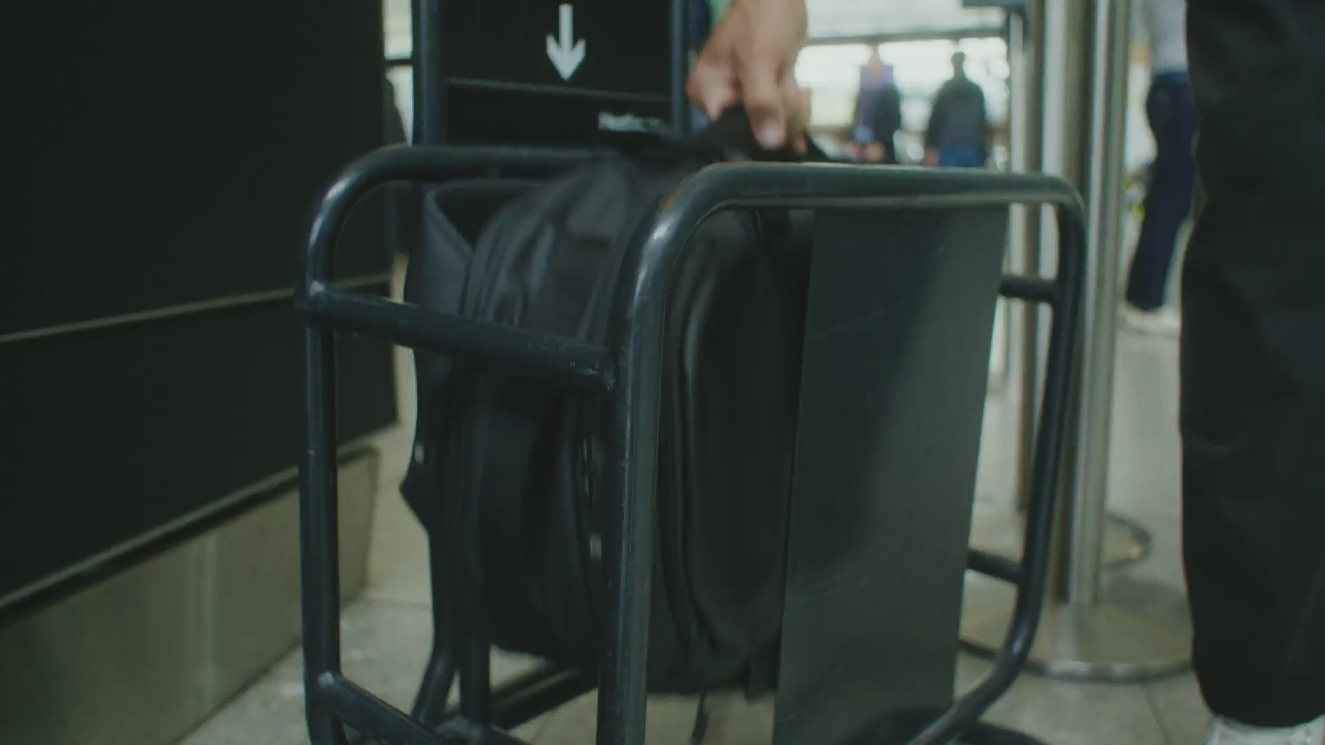 A video of the Hybrid Backpack being used by a man on a trip from London to New York