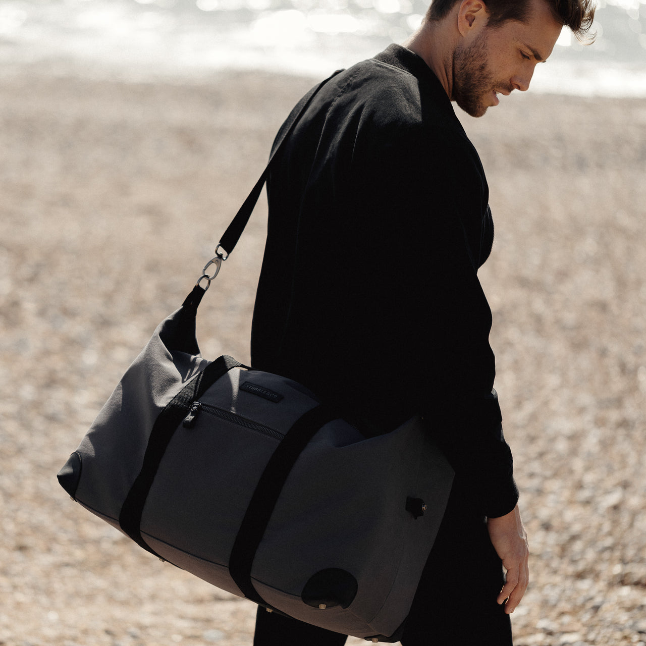 A man wearing the Weekender Outlet in Grey on his shoulder